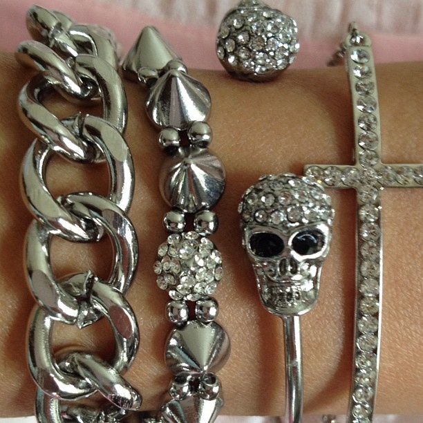 Chrome Skull, 2000s Jewelry, Dope Jewelry Accessories, Jewelry Tattoo, Silver Chrome, Dope Jewelry, Pink Jewelry, Funky Jewelry, Stacked Jewelry