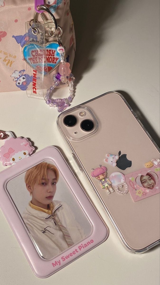 Iphone 13 Kpop Case, Phone Case Deco, Korean Phones, Pc Decoration, Clear Phone Case Design, Kpop Phone Cases, Friends Phone Case, Creative Iphone Case, Card Holder Phone Case