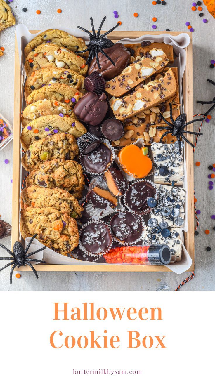 cookie box filled with halloween themed goodies: cookies, fudge, fudge chocolate cups, marshmallows and candies Two Ingredient Fudge, Fudge Homemade, Cookies White Chocolate, Cookie Gift Boxes, Halloween Deserts, Creamy Fudge, Caramelized White Chocolate, Postres Halloween, Halloween Box