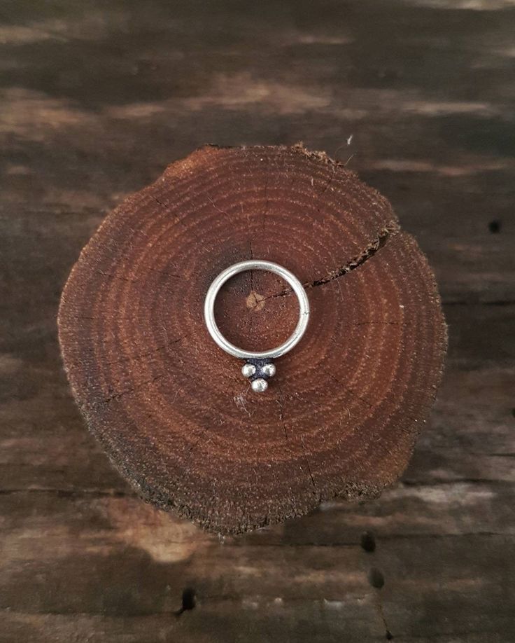 Unique single earring small boho Indian nose ring septum tribal design made of sterling silver. SIZE: 10 mm x 14 mm. YOU CAN FIND SOME SIMILAR MODELS IN: https://www.etsy.com/es/listing/531705755/septum-plata-925pendiente-pequeno-plata?ref=related-4 https://www.etsy.com/es/listing/531722915/septum-plata-925pendiente-pequeno-plata?ref=related-6 https://www.etsy.com/es/listing/531729917/septum-plata-925pendiente-pequeno-plata?ref=related-1 SHIPPING: I use certified mail for my shipments. You can s Internally Threaded Minimalist Septum Ring, Nickel-free Sterling Silver Septum Ring, Minimalist Septum Ring Gift, Minimalist Sterling Silver Internally Threaded Belly Rings, Minimalist Small Hoop Septum Ring With Internal Threading, Minimalist Small Hoop Internally Threaded Septum Ring, Minimalist Nickel-free Hoop Septum Ring, Nickel Free Minimalist Hoop Septum Ring, Silver Minimalist Hoop Belly Rings