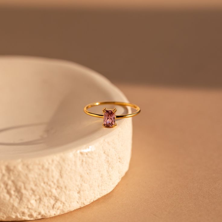 Delicado, delicado y por supuesto… ¡rosa! Ese es el trío perfecto para una apariencia suave y femenina. Nuestro anillo con esmeralda rosa rubor es elegante y perfecto para combinar con otros anillos de su colección. Quédese con un tema completamente rosa para una apariencia monocromática o combínelo con otras piedras preciosas y viva en el lado salvaje.




 Material: Plata de Ley 925 sólida de alta calidad

 Acabado: Oro 18K

 Con piedra preciosa de circonita cúbica de diamante rosa de ~ 4,5 x Delicate 14k Gold Pink Ring, Delicate Pink 14k Gold Rings, Dainty Pink Stackable Rings For Wedding, Pink 14k Gold Ring Jewelry, Elegant Pink 14k Gold Stackable Rings, Dainty 14k Gold Pink Ring, Pink 14k Gold Stackable Wedding Rings, Dainty Pink Sapphire Promise Ring, Dainty Pink 14k Gold Ring