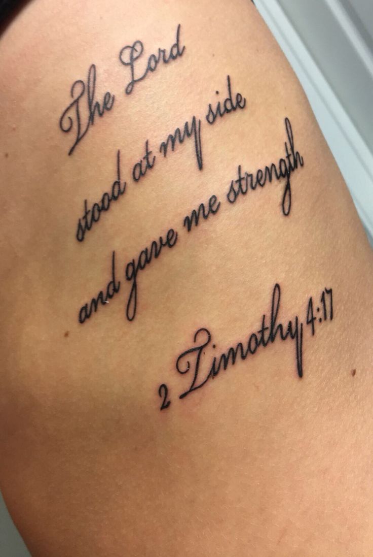 a woman's thigh with a tattoo saying the lord stood at my side and gave me strength