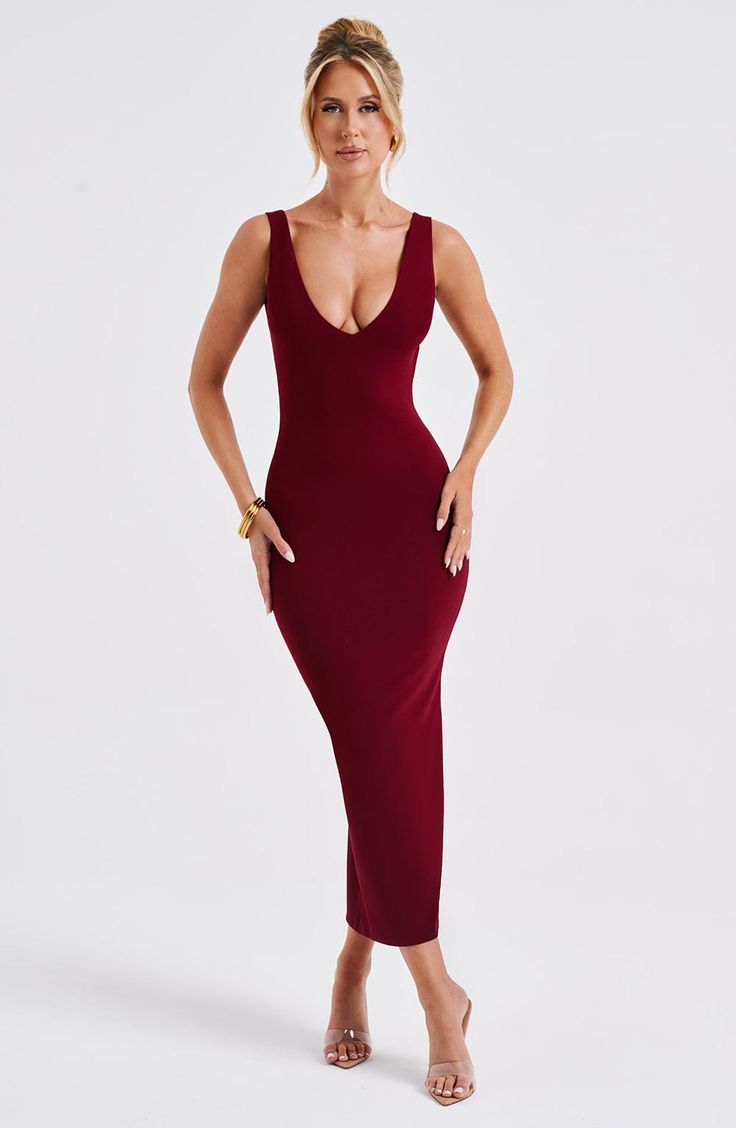 Meet the midi of the moment, Lucinda. Crafted in our premium stretch crepe fabric with a second skin fit, this midi dress has a plunge neckline, low scoop back and split in the centre back skirt. Style with tonal heels and a mini bag.


Colour: Burgundy.

Premium stretch crepe fabric.

Fully lined.

Moulds to the body figure.

Low scoop back.

Plunge neckline.

Split in centre back of skirt.

Invisible zipper.

Midi length.

Model is an XS and is wearing an XS.

 Size: XS, S, M, L, XL, XXL