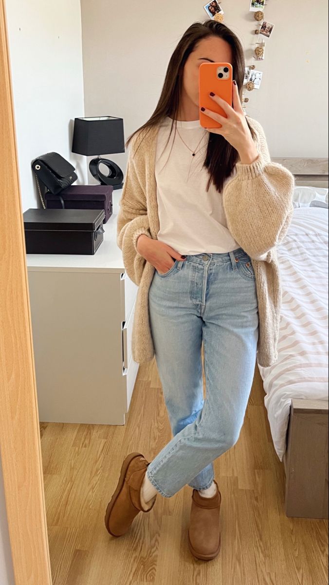 Casual Everyday Outfits Winter, Women Straight Jeans Outfit, Mom Jeans And Uggs Outfit, Jeans And Uggs Outfit Winter, Jean Teacher Outfits, Sweater And Uggs Outfit, Jeans With Uggs Outfit, Casual Outfits Mom Jeans, Ankle Uggs Outfit