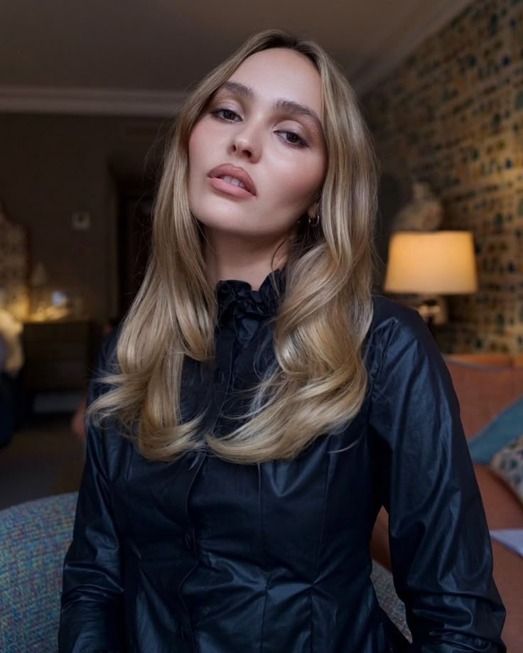 Lily Depp, Lily Rose Depp Style, Sultry Makeup, Lily Rose Depp, Lily Rose, Celebrity Makeup, Hair Inspo Color, Winter Hairstyles, Makeup For Brown Eyes