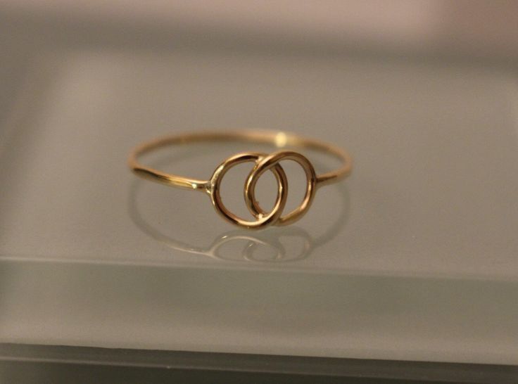 Rings Aesthetic Gold, Ring Styles Engagement, Grunge Ring, Simple Ring Design, Beautiful Gold Earrings, Latest Gold Ring Designs, خواتم خطوبة, Engagement Rings Simple, Jewelry Rings Unique