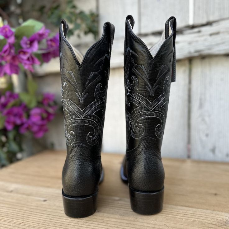 The price INCLUDES taxes and shipping to anywhere in the United States. 
This is the women's western boot style SB-404, in black. With a shaft height of 11.5 inches and a 1 1/2-inch heel, this boot offers a perfect balance between style and function. The floater leather used in its construction gives it a distinctive and robust finish. Combined with a leather upper and lining, and a cowhide sole, it guarantees comfort and durability. Made in León, Mexico, the SB-404 is an essential piece for any Western Heeled Boots With Leather Sole, Wide Calf Snip Toe Boots For Country Events, Western Mid-calf Boots With Snip Toe For Country Events, Wide Calf Boots With Snip Toe For Country Events, Western Style Moto Boots For Western-themed Events, Western-style Snip Toe Heeled Boots For Western-themed Events, Western Wide Calf Boots For Western-themed Events, Western Heeled Boots With Leather Sole For Rodeo, Leather Mid-calf Boots For Country Events With Snip Toe