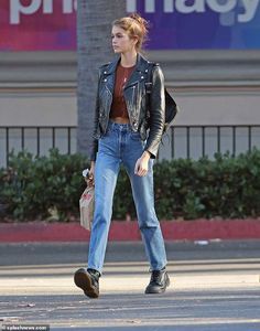 Kaia Gerber Street Style, Kaia Gerber Style, Dr Martens Outfit, Doc Martens Outfit, Models Off Duty Style, Model Outfit, Model Street Style, Kaia Gerber, Outfit Jeans