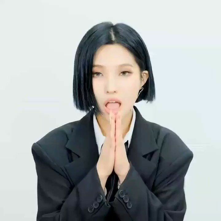 Soyeon Short Hair Black, Soyeon Short Hair, Soyeon Icons, Gidle Soyeon, Soyeon Gidle, Short Black Hair, Jeon Soyeon, Short Hair Black, Black Hair Kpop