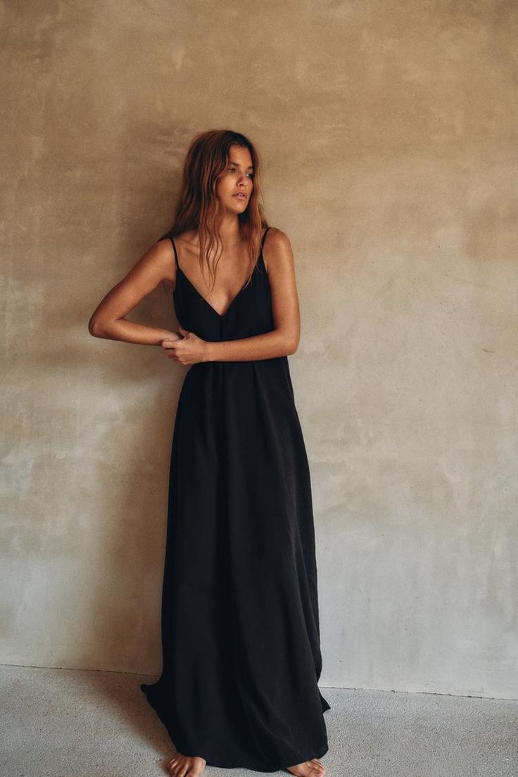 Flowing Black Dress, Black Sundress Aesthetic, Black Dress Green Heels, Moody Beach Family Photos, Summer Chic Outfit Party, Dark Feminine Wardrobe, Long Flowy Dress Casual, Earrings With Black Dress, Casual Long Black Dress