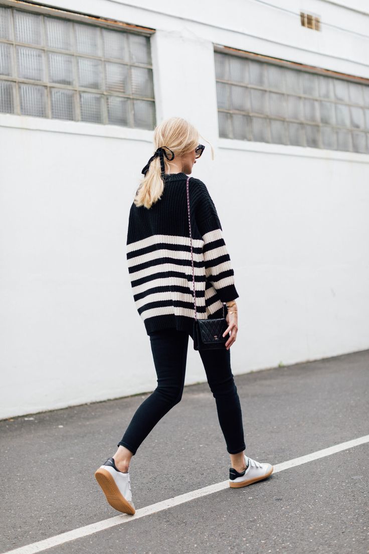 29 Stylish Mom Outfits to Get You Through 2023 - Lux & Concord Stylish Mom Outfits, Scotland Fashion, Outfit Elegant, Girl Guide, White Striped Sweater, Fun Clothes, Stylish Mom, All Black Looks, Summer Capsule Wardrobe