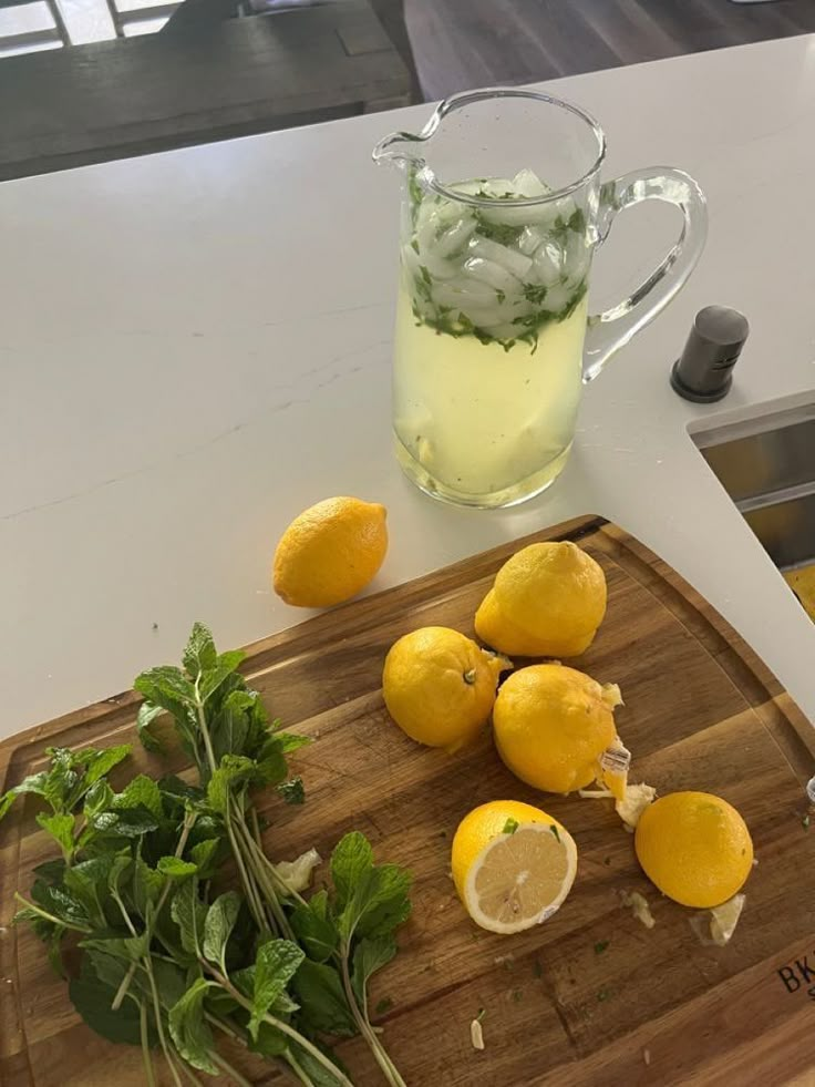 Water With Fruit In It Aesthetic, Cold Shower Aesthetic, Hydrate Aesthetic, How To Live Healthy, Healthy Era, Lemon Mint Water, Lemon Health, Water Fruit, Mint Water