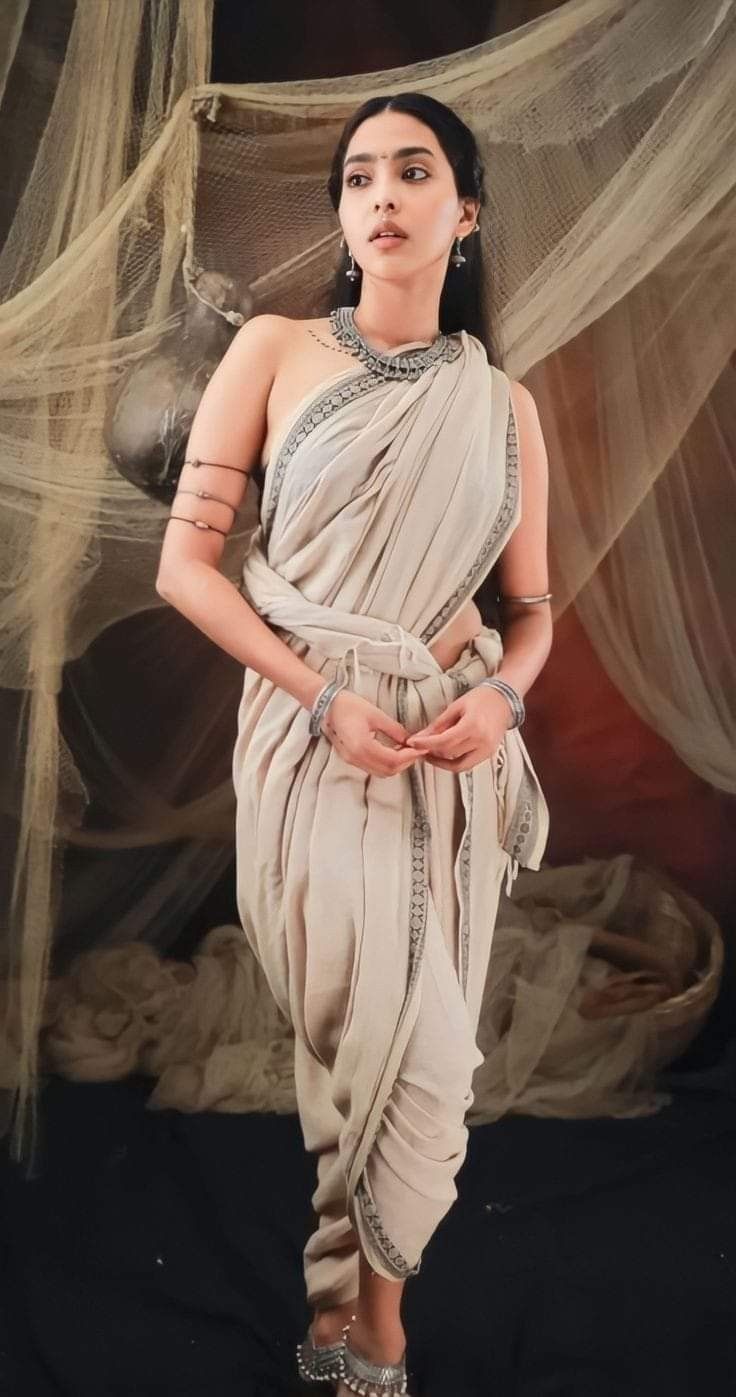 Rain Saree Photoshoot, Vedic Period Costumes, Blouseless Saree Look, Indian Ethnic Aesthetic, Ancient Indian Clothing, Hindu Fashion, Aishwarya Lekshmi, Hindu Clothing, Fashion Model Poses