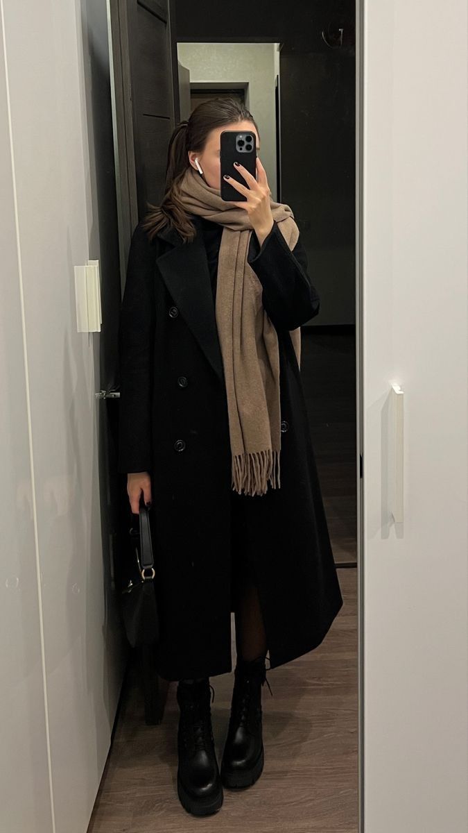 Winter Coat For Dress, Styling A Long Coat, Black Robe Coat Outfit, How To Style Black Wool Coat, Black Wool Coat Women Outfit, Winter Coat And Scarf Outfit, Black Coat Scarf, Black Coat Scarf Outfit, Black Coat Casual Outfit