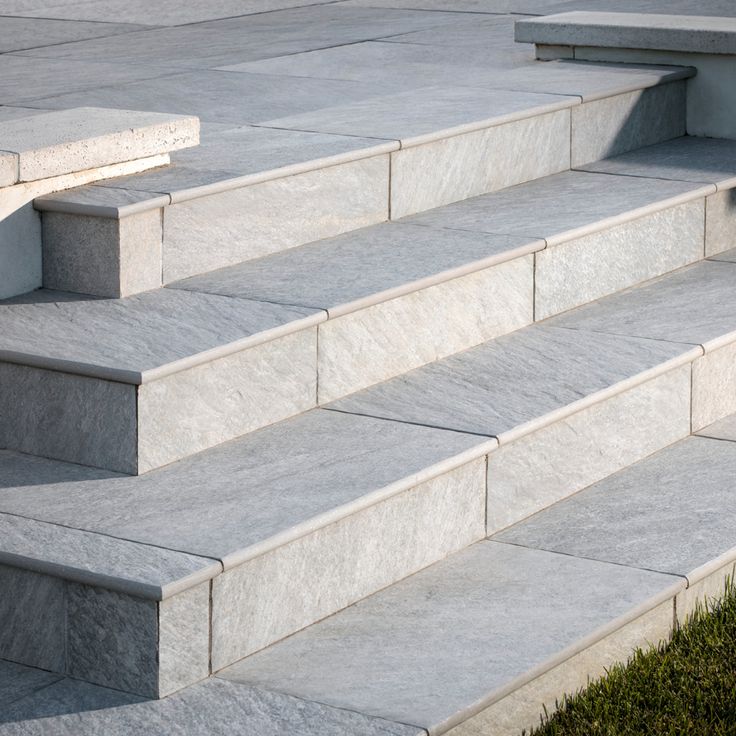 concrete steps leading up to the top of a building