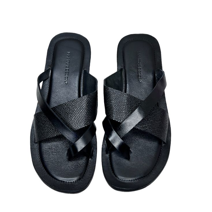 Sandales en cuir noir avec lanière d’orteil. Découvrez nos jolies sandales en cuir ISMAEL, originales et tendances. Constituées d’une lanière d’orteil en cuir et d’une bande asymétrique en cuir reposant sur une semelle en cuir lisse noir. Elles s’accorderont parfaitement à vos looks décontractés et seront votre alliée pour vos cérémonies et beaux jours. Black T-strap Sandals With Leather Footbed And Open Heel, Summer Black Toe Post Mules, Black Leather Mules For Summer, Black Mules With Leather Sole For Vacation, Black Mules With Single Toe Strap, Black Leather Toe Ring Sandals For Spring, Black Leather Toe Ring Sandals With Leather Footbed, Black Leather T-strap Sandals With Leather Footbed, Black Mules With Removable Insole And Single Toe Strap