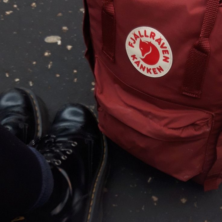 Red Kanken Aesthetic, Red Backpack Aesthetic, Red School Supplies, Dr Martens Jadon, Aesthetic Backpack, Red Backpack, Aesthetic Bags, Vintage Backpacks, Bags Aesthetic