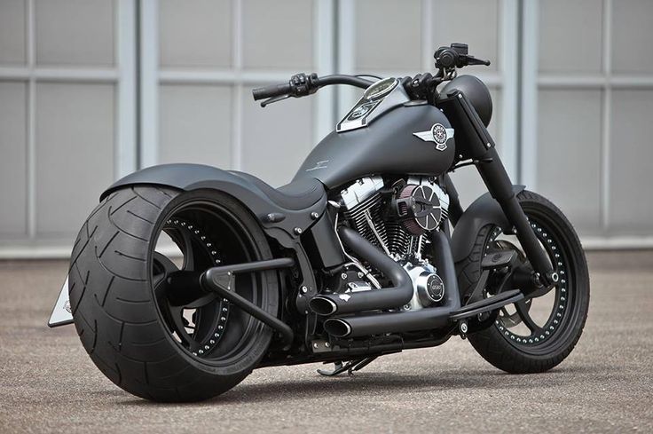 a black motorcycle parked in front of a building