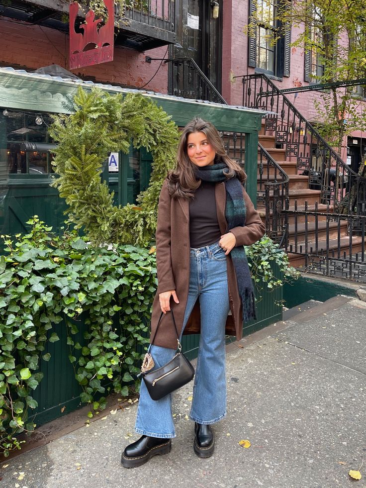 Seattle Winter Outfits Women, Cute Winter City Outfits, Mid Length Coat Outfit, Winter Lights Outfits, Winter New York Fashion, Young 20s Outfits, Outfit For Winter Womens, Winter Cold Weather Outfits, Cute Trench Coat Outfits