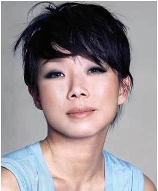 How to apply eye makeup without an eye fold? This is a troubling question isn't it? If you have Small but sexy Asian eyes or eyes without an eye fold then this article may help you achieve some fabulous eye looks. Stunning Eye Makeup, Peach Lips, Pixie Cut With Bangs, Eye Makeup Looks, Applying Eye Makeup, Asian Eyes, Asian Eye Makeup, Gray Eyes, Female Actresses