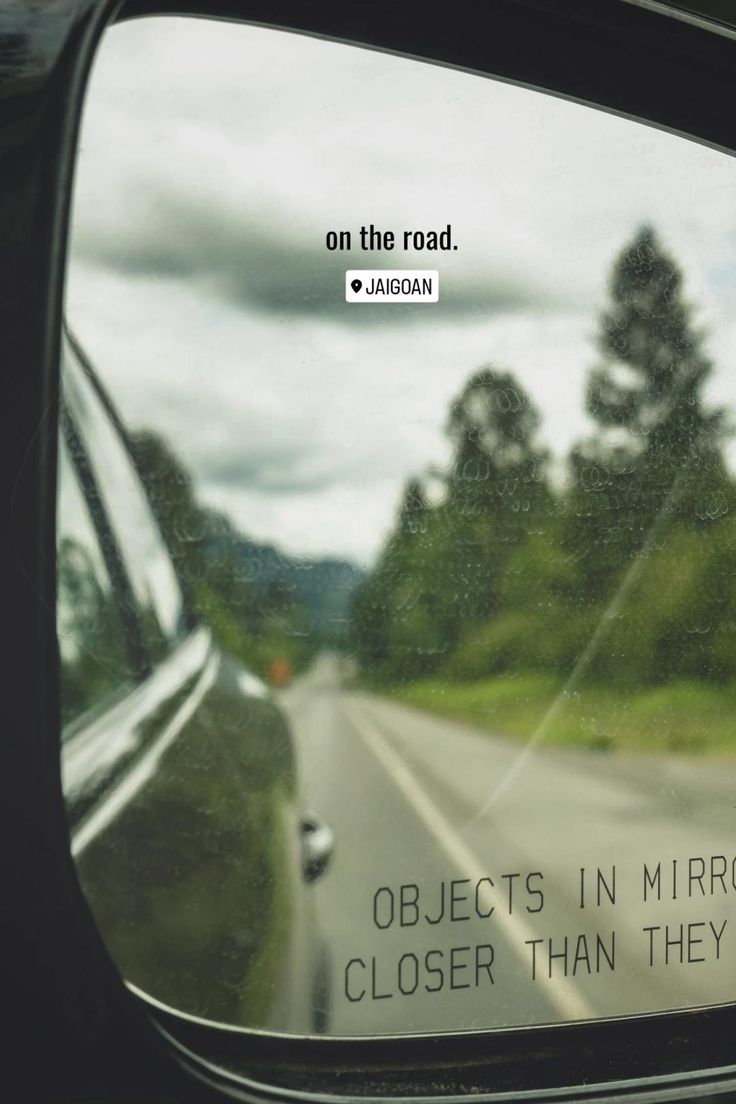 Road Trip | Ideas Instagram Story | Travel | Car Rear View Mirror Car Travel Photography, Road Trip Instagram Post Ideas, Travel By Car Aesthetic, Road Trip Photography Car, Car Story Instagram Ideas, Work Trip Captions, Car Trip Photo Ideas, Instagram Trip Story Ideas, Road Trip Story Ideas