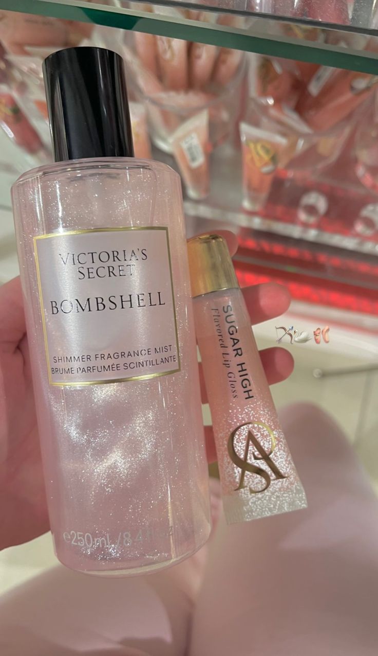 Profumo Victoria Secret, Victoria's Secret Bombshell, Perfume Body Spray, Body Sprays, Smell Goods, Victoria Secret Perfume, Pretty Skin Care, Perfume Scents, Perfume Lover