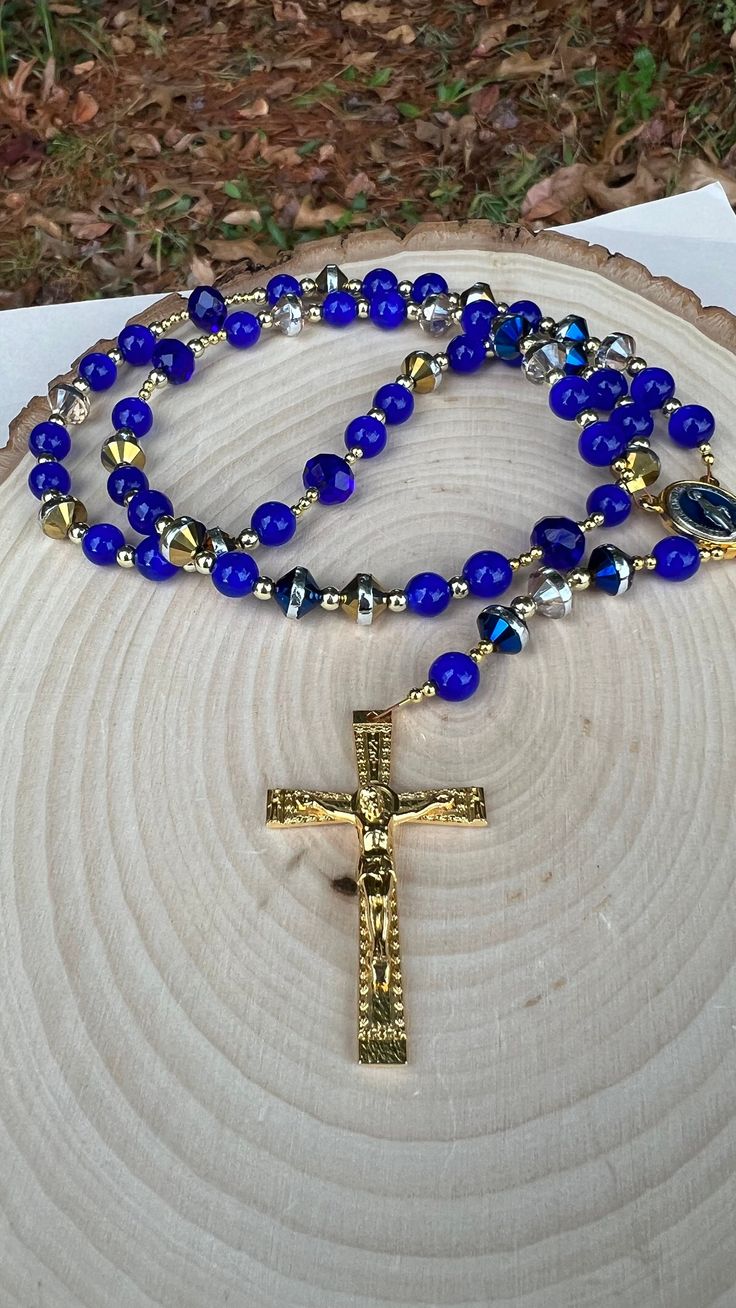 Beautiful handmade Rosary with different round and 8mm crystal beads in gold with silver and blue and silver, the mysteries of the rosary are made with 10mm faceted glass in blue, 6mm and 3mm gold spacers were also used, the centerpiece of the rosary is from the Miraculous Medal, it measures 2cm and is in gold with blue, the crucifix of the rosary is in gold and measures 2 inches, 5 cm. Beautiful Instrument of Prayer, or to give as a gift on any occasion. Prayers Of Gratitude, Beautiful Rosary, Handmade Rosary, Rosary Beads Catholic, Praying The Rosary, Divine Grace, Catholic Rosary, Saint Valentine, Rosary Catholic