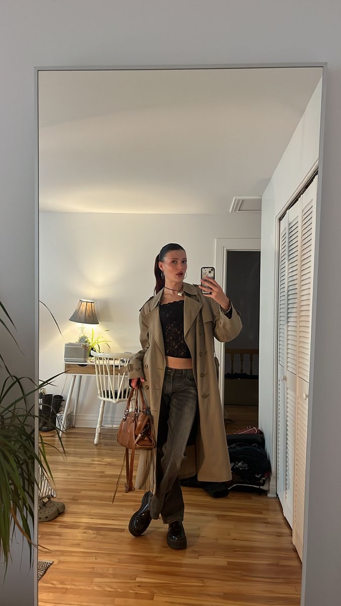 Styling Long Trench Coats, Y2k Trench Coat Outfit, Outfits With Brown Trench Coat, Outfits With Tan Trench Coat, Trench Coat Dinner Outfit, 90s Trench Coat Outfit, Trench Coat Fits Aesthetic, Trench Coat Outfits Aesthetic, Spring Outfits Trench Coat