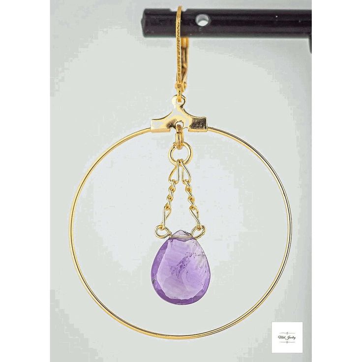 Estos impresionantes aretes tipo argolla de amatista y oro de Joyería Miel ¡son imprescindibles! Las amatistas facetadas transparentes tienen tonos violeta, blanco y amarillo pálido que realmente brillan con la luz.
¡Los pendientes son tan bonitos y únicos y complementarán tu sentido del estilo original! 
Amatistas increíblemente hermosas, facetadas y en forma de lágrima.
Parte trasera de palanca de plata de ley chapada en oro para un ajuste seguro.
Aros bañados en oro.
2 pulgadas de largo. 
Deb Bohemian Purple Hoop Earrings, Gold Bohemian Hoop Crystal Earrings, Gold Amethyst Drop Earrings, Bohemian Gold Hoop Crystal Earrings, Handmade Amethyst Crystal Earrings In Gold, Purple Bohemian Hoop Earrings For Gift, Handmade Amethyst Gold Earrings, Handmade Gold Amethyst Earrings, Bohemian Amethyst Crystal Earrings As Gift