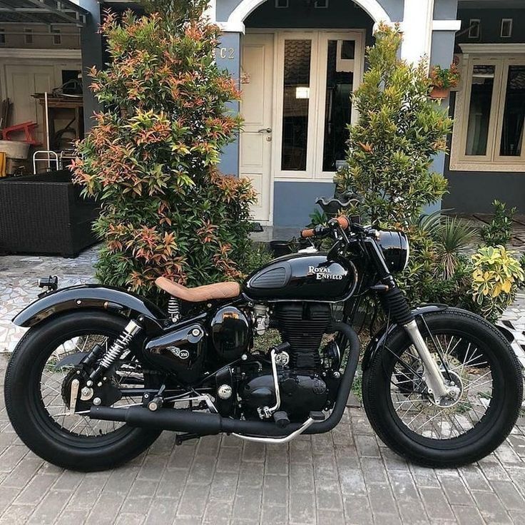 a black motorcycle parked in front of a building