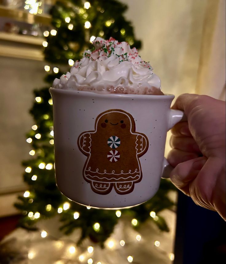 Gingerbread girl 

Hot chocolate 
Whipped creams 
Red and green sprinkles 
Christmas tree with lights as background Hit Chocolate, Xmas Hot Chocolate, Hot Cocoa Christmas, Chocolate Caliente Aesthetic, Hot Choco, Christmas Hot Cocoa, Cute Hot Chocolate, Aesthetic Hot Chocolate, Hot Cocoa Christmas Aesthetic