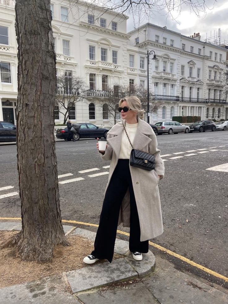 Nyc Honeymoon, Trousers Outfit Winter, Beige Coat Outfit, Coat Outfits For Women, White Coat Outfit, Black Coat Outfit, Wide Leg Trousers Outfit, Mantel Outfit, Long Coat Outfit