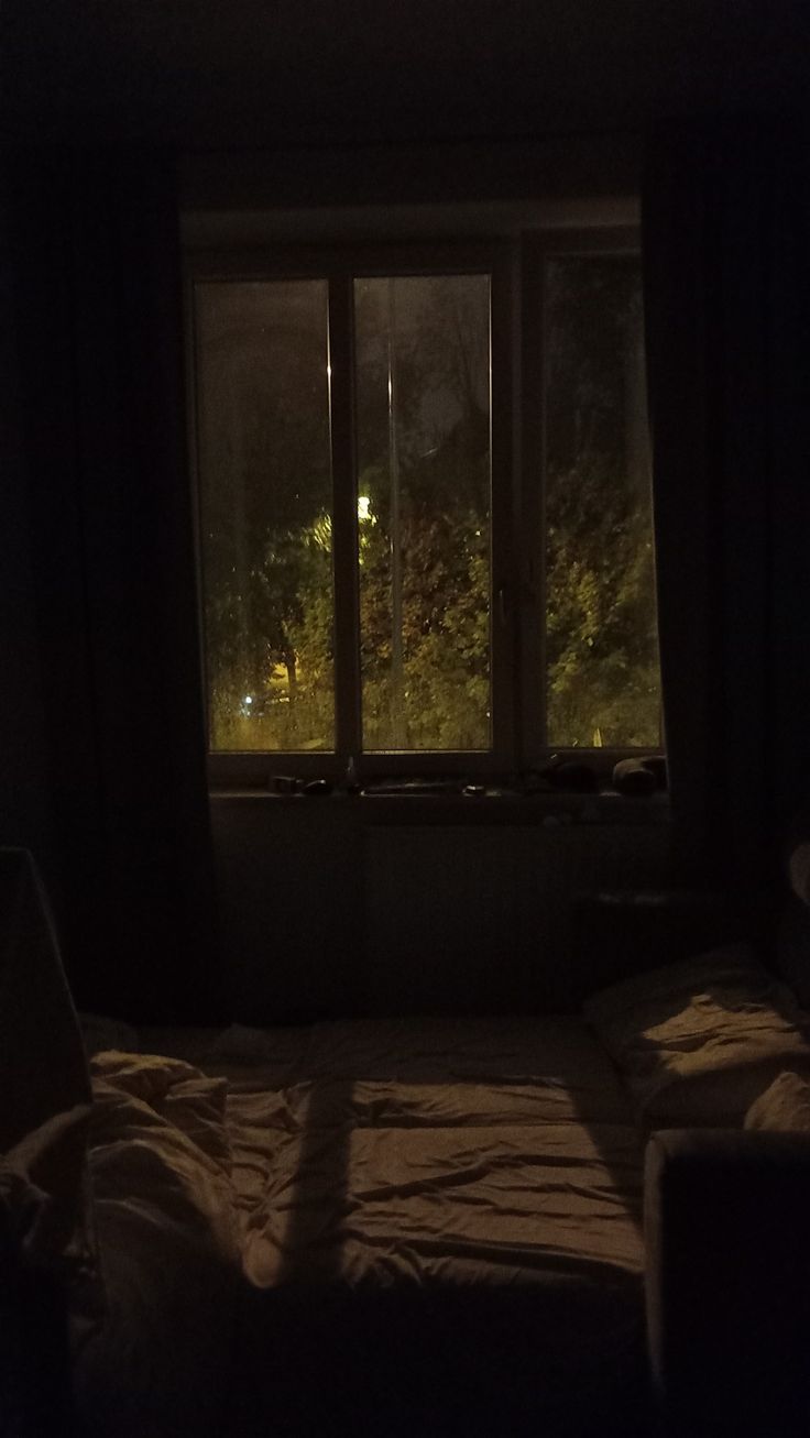 rain Night Rain Aesthetic Window, Aesthetic Room Night, Night Light Aesthetic, Light Aesthetic Room, Bedroom Aesthetic Dark, Rain Window, Rainy Window, Vibe Rooms, Cozy Rainy Day