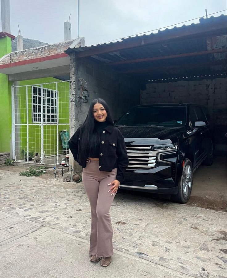 Black Jaripeo Outfits, All Black Jaripeo Outfit, Black Flare Jeans Jaripeo Outfit, Vaquera Outfit Cold Weather, Norteñas Outfit Women, Balie Outfits, Vaquera Outfit With Cardigan, Vaquera Outfit Mexican Women, Baile Fits