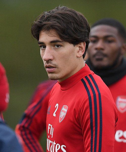 Hector Bellerin Hair, Hector Bellerin Hairstyle, Bellerin Haircut, Soccer Player Hairstyles, Soccer Players Haircuts, Male Haircuts Curly, Hector Bellerin, Soccer Boyfriend, Mens Hairstyles Thick Hair