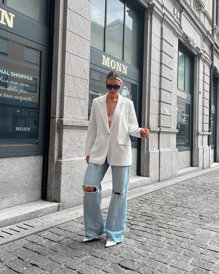 White Blazer Dinner Outfit, White Blazer Outfit Night Out, Oversized Blazer Outfit White, Oversized Blazer Summer Outfit, Off White Oversized Blazer Outfit, Oversize White Blazer Outfit, Americana Blanca Outfits, Oversized Blazer Work Outfit, Bra With Blazer Outfit