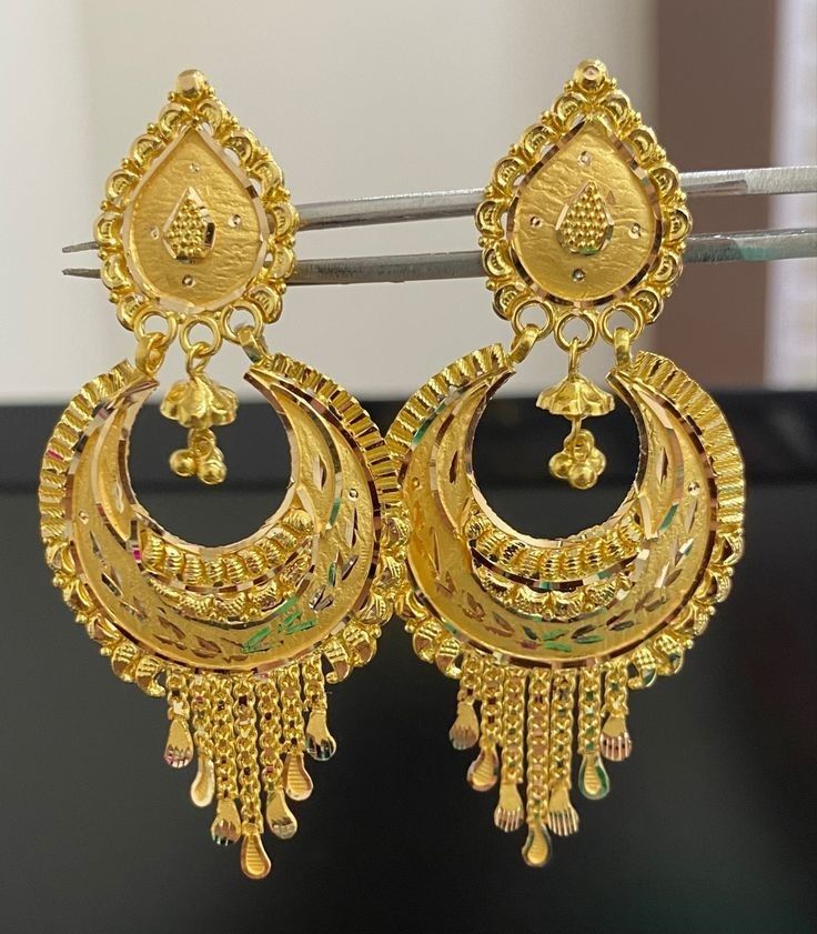 Kanbala design idea Arabian Design, Jhumkas Gold, Silver Jhumka Earrings, Beautiful Gold Earrings, Winter Bridal Jewelry, Bridal Art, Gold Jhumka, Gold Jhumka Earrings, Bridal Necklace Designs