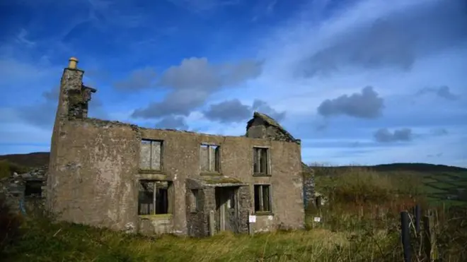 Conduciendo por la costa oeste de la isla es común ver casas abandonadas, de cuando los residentes tenían que emigrar.