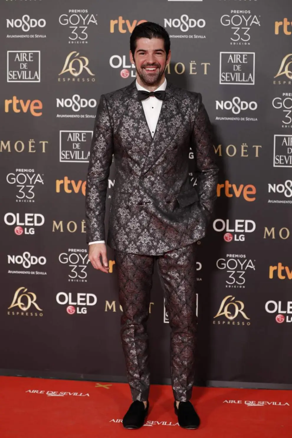 <p>Miguel Ángel Muñoz se para ante los fotógrafos, durante la alfombra roja de la 33 edición de los Goya que tiene lugar en Sevilla. </p>