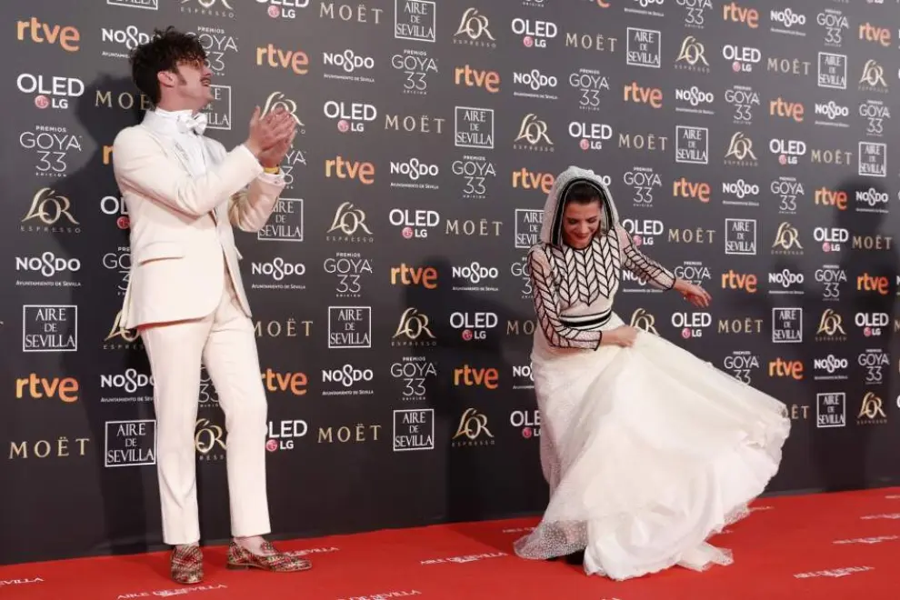 Macarena Gómez y Aldo Comas se paran ante los fotógrafos, durante la alfombra roja de la 33 edición de los Goya que tiene lugar en Sevilla.