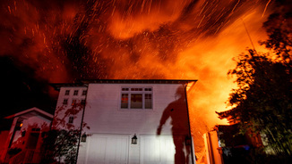 Una casa a punt de ser engolida per les flames a Califòrnia