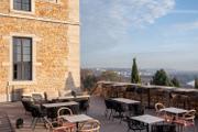 Le bar terrasse de l’Hôtel Fort Saint-Laurent, avec vue sur Lyon.