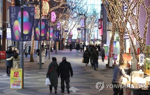 A street in Myeongdong, a popular tourist and shopping district in Seoul, is quiet due to the impact of the new coronavirus on Dec. 3, 2020. (Yonhap) 