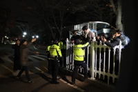 (LEAD) Martial law troops enter National Assembly compound