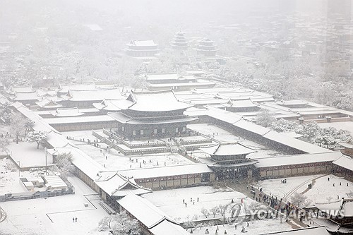 Gyeongbok Palace in downtown Seoul is blanketed with snow on Nov. 27, 2024, amid a heavy snow alert in the capital. (Yonhap)