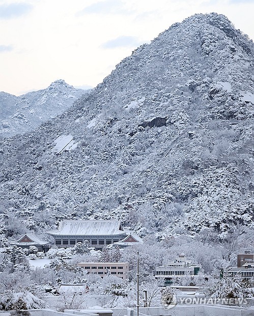 Mount Bugak and Cheong Wa Dae, the former presidential office, in downtown Seoul are blanketed with snow on Nov. 27, 2024, amid a heavy snow alert in the capital. (Yonhap)