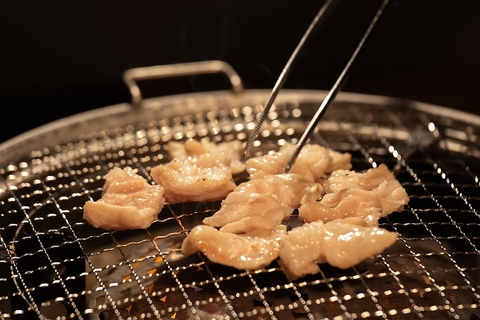 店主の人生を変えた大村発の塩ホルモン。落ち着いた空間でゆったりとお楽しみください