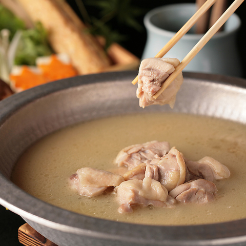 新鮮朝引き地鶏の焼鳥と鶏料理、濃厚スープの博多水炊きが人気の個室鶏居酒屋。