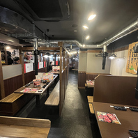 トークやお箸もすすむ、明るい店内♪