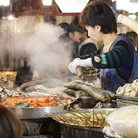 オーナーは市場の競売に参加し、食材を吟味購入してます